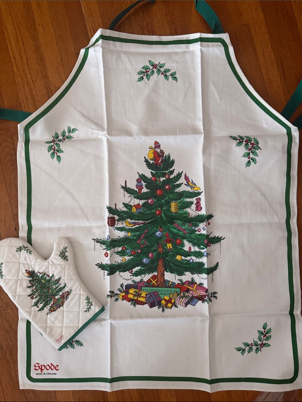 Spode Christmas apron and mitten.